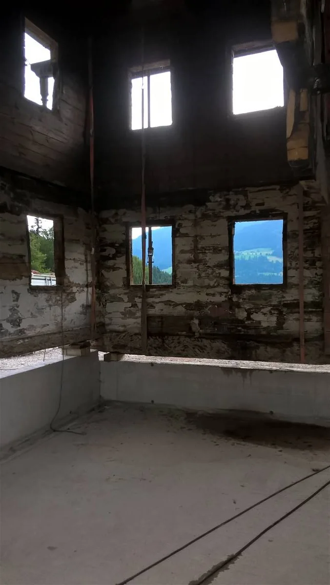 Building pre-intervention: hof_neuhausl_pre_intervention_02.jpg