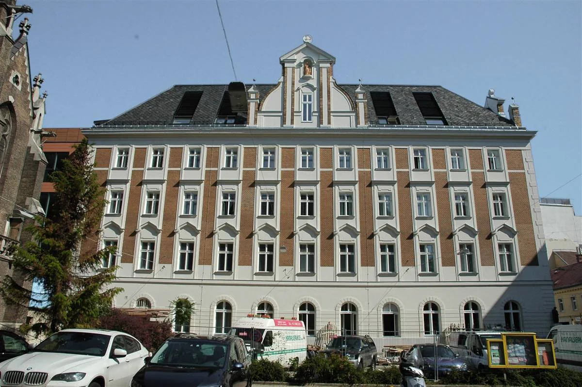 Building post-intervention: 06_Ka7_akp_Platzfassade frontal_nach Sanierung.jpg