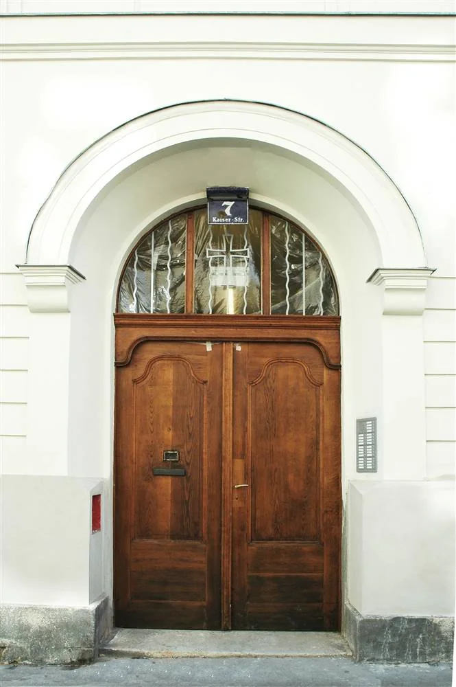 Building post-intervention: 18_Ka7_akp_Strassenfassade_Eingang_nach Sanierung.jpg