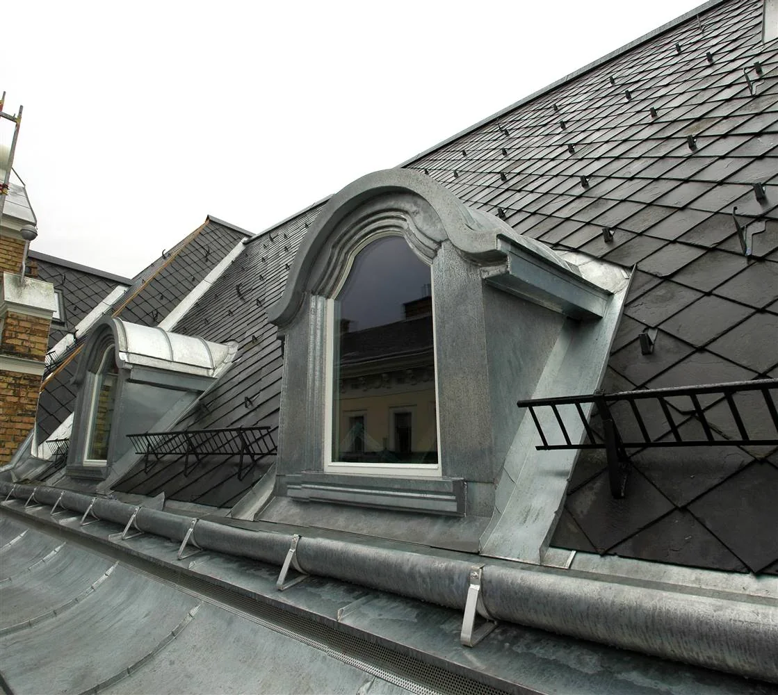 Solution post-intervention: 23_Ka7_akp_Strassenfassade_hist Dachgaupen_nach Sanier.jpg