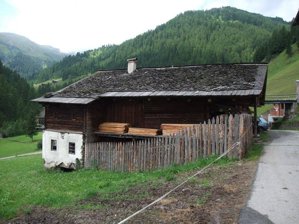 Building pre-intervention: pre_intervention_roof_02.jpg