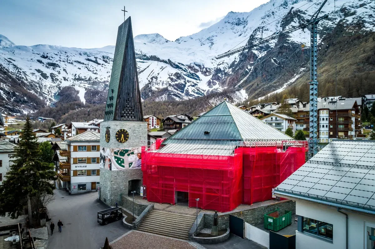 Building pre-intervention: Eglise Saas-Fee_Pre_2_(C)SonntagsZeitung.jpg