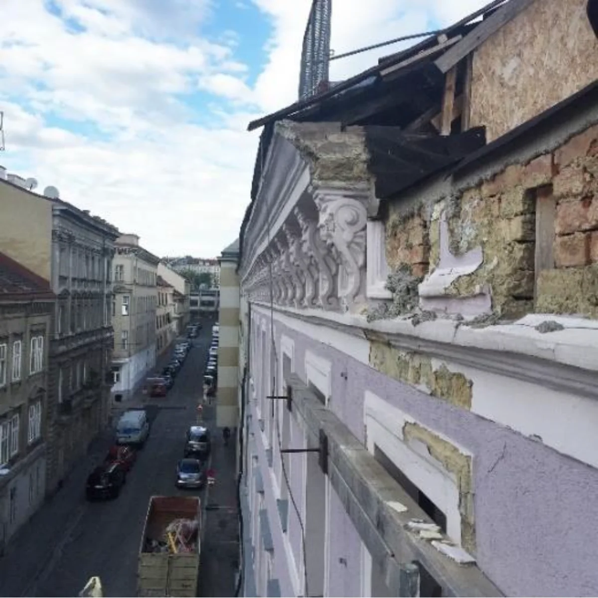 Building pre-intervention: damged façade.png